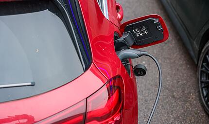 Elektroauto l&auml;dt an Lades&auml;ule