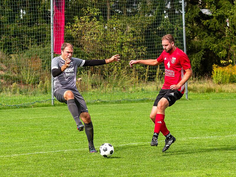 Christian Kästner (rechts) vom TSV 08 Kulmbach kämpft mit dem Wirsberger Andreas Seidl um den Ball. Christian Kästner (rechts) vom TSV 08 Kulmbach kämpft mit dem Wirsberger Andreas Seidl um den Ball.