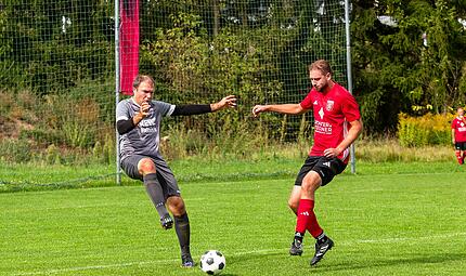 Christian K&auml;stner (rechts) vom TSV 08 Kulmbach k&auml;mpft mit dem Wirsberger Andreas Seidl um den Ball.