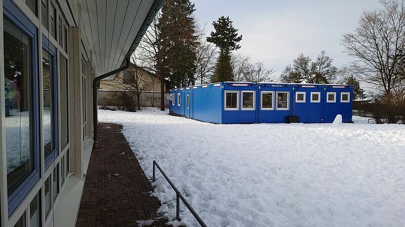 Höchstadt rüstet sich für das ab Herbst zur Pflicht werdende Angebot einer Mittagsbetreuung für Erstklässler. An der Grundschule Süd wurden die Container dafür schon in Betrieb genommen. Höchstadt rüstet sich für das ab Herbst zur Pflicht werdende Angebot einer Mittagsbetreuung für Erstklässler. An der Grundschule Süd wurden die Container dafür schon in Betrieb genommen.