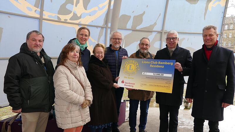 Spendenübergabe an den Vorstand des Fördervereins Zelt der Religionen Spendenübergabe an den Vorstand des Fördervereins Zelt der Religionen durch die Lions Club- Vertreter Peter König (2.v.rechts) und Gerhard Förtsch (rechts). Spendenübergabe an den Vorstand des Fördervereins Zelt der Religionen Spendenübergabe an den Vorstand des Fördervereins Zelt der Religionen durch die Lions Club- Vertreter Peter König (2.v.rechts) und Gerhard Förtsch (rechts).