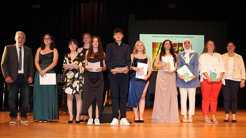Die Gottfried-Neukam-Mittelschule ehrte ihre Schulbesten: (von links) Rektor Roland H&auml;rtel, vom Quali-M-Zug Alina Ossmann (1,6), Katharina Wich (1,2) und Hanna T&auml;mmler (1,6), von den Regelklassen Lea Nassel (2,0), Kilian Rentsch (1,8), Schulbeste ...