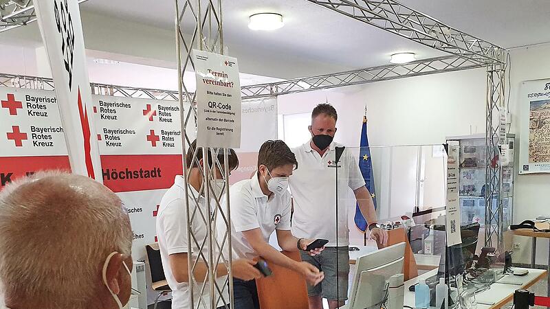 Mitarbeiter des Bayerischen Roten Kreuzes (BRK) in einem der Testzentren im Landkreis
