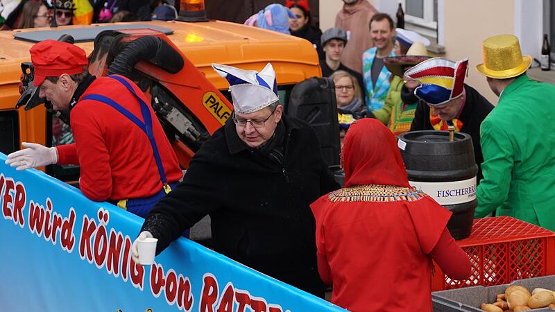 Rund 30 Wagen waren beim Faschingsumzug in Rattelsdorf dabei. Einer davon war der Gemeindewagen (hier mit Zweitem B&uuml;rgermeister Hans-J&uuml;rgen Scheerbaum, in schwarz). Die Qual der Wahl: Wer wird im M&auml;rz ins Rathaus einziehen?