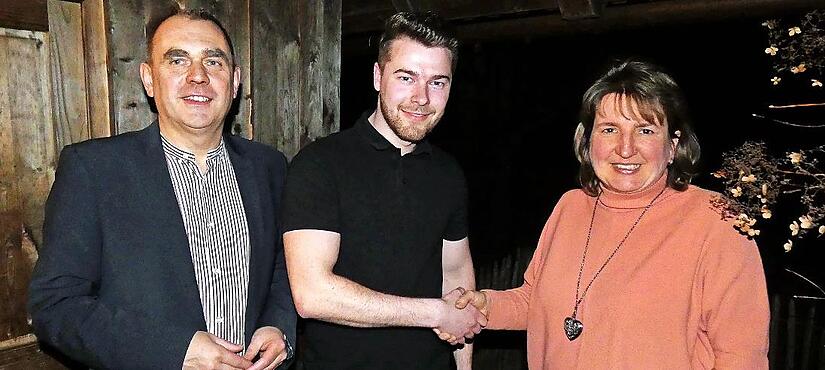 Stabwechsel beim CSU-Ortsverband Neuenmarkt-Hegnabrunn. Bürgermeister Alexander Wunderlich (links) gab sein Amt an Sebastian Winterstein ab, stellvertretende CSU-Kreisvorsitzende Doris Leithner-Bisani gratulierte zur Wahl. Stabwechsel beim CSU-Ortsverband Neuenmarkt-Hegnabrunn. Bürgermeister Alexander Wunderlich (links) gab sein Amt an Sebastian Winterstein ab, stellvertretende CSU-Kreisvorsitzende Doris Leithner-Bisani gratulierte zur Wahl.