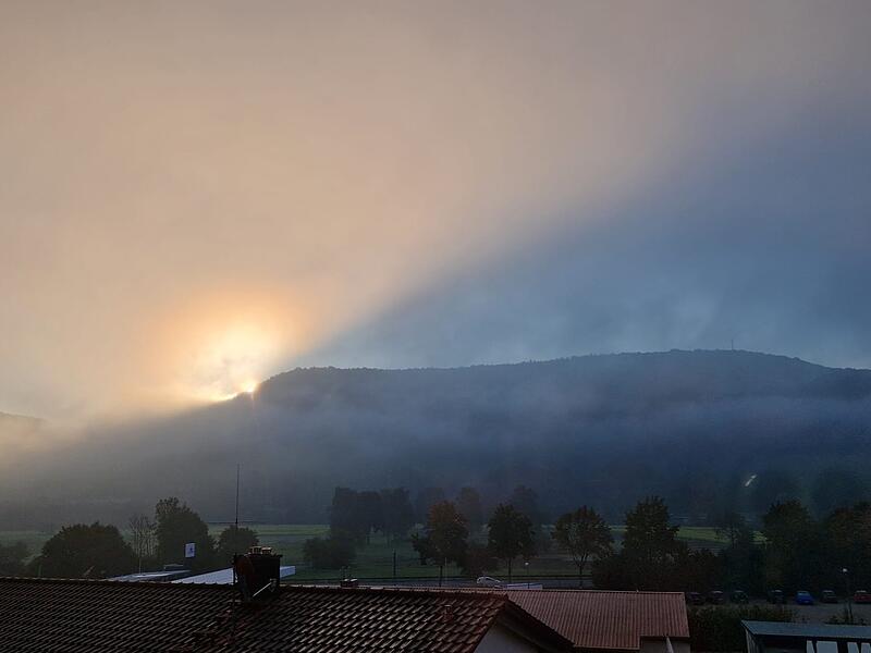 So golden kann der Oktober sein: Sonnenaufgang mit Nebel mit Blick ins Ramstertal.