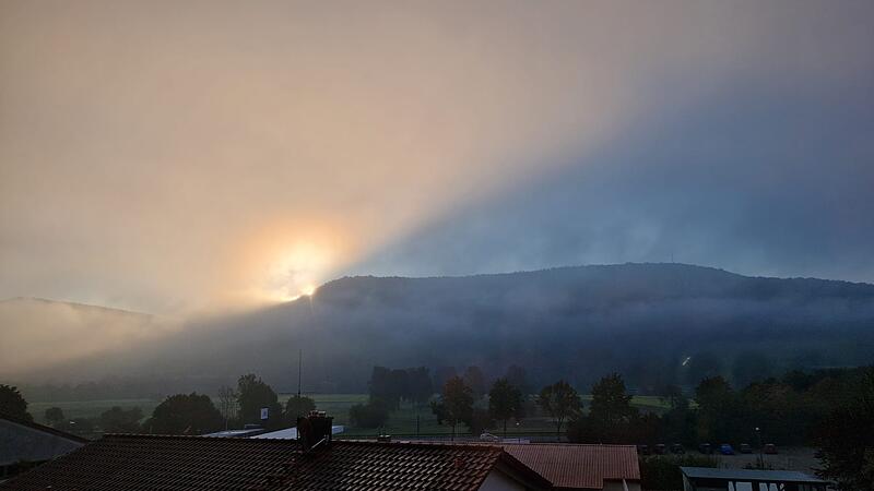 So golden kann der Oktober sein: Sonnenaufgang mit Nebel mit Blick ins Ramstertal.