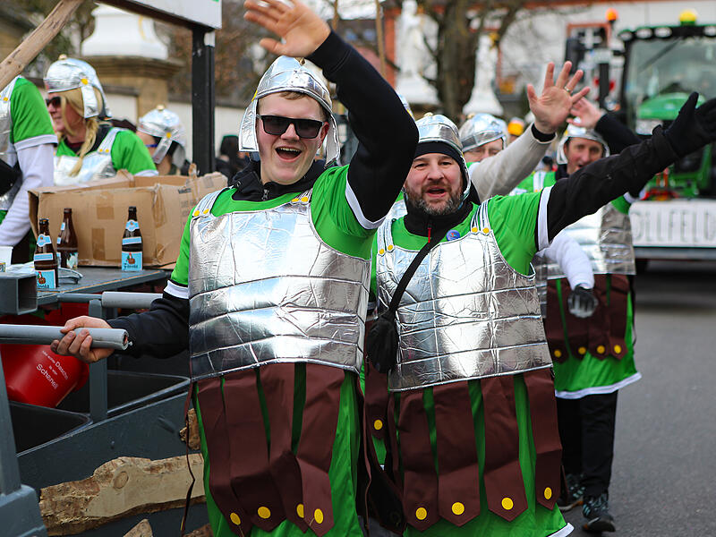 Sonnenschein und gute Laune: Der Faschingsumzug in Memmelsdorf begeistert die Massen.