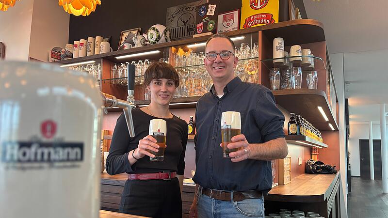Victoria Hofmann und Braumeister Peter K&ouml;hler.