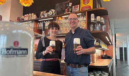 Victoria Hofmann und Braumeister Peter K&ouml;hler.