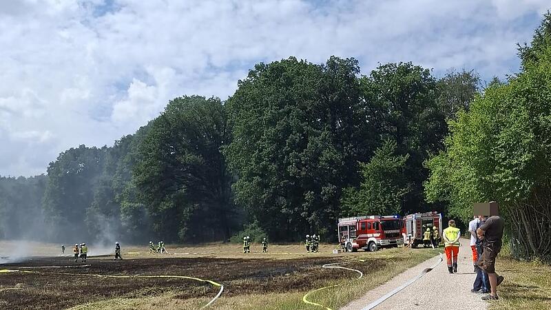 Feuerwehr zu Flächenbrand bei Heßdorf alarmiert - große Rauchwolke Feuerwehr zu Flächenbrand bei Heßdorf alarmiert - große Rauchwolke