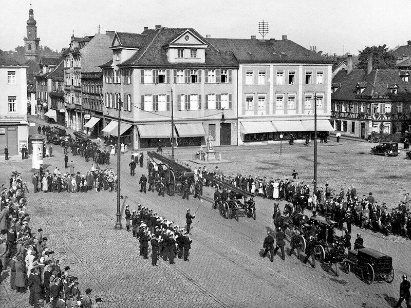 Ein Zug der Feuerwehr durch die Erlanger Hauptstraße um 1933 Ein Zug der Feuerwehr durch die Erlanger Hauptstraße um 1933