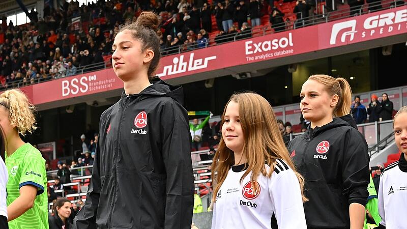 Ein Traum geht in Erfüllung: Emma Kusch (links) läuft vor 17.000 Fans ins Max-Morlock-Stadion ein. Ein Traum geht in Erfüllung: Emma Kusch (links) läuft vor 17.000 Fans ins Max-Morlock-Stadion ein.