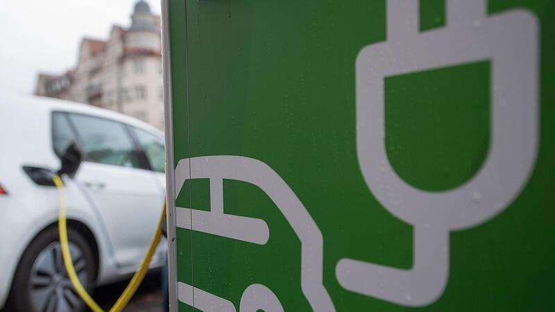 Vor dem Oerlenbacher Rathaus gibt es jetzt zwei Ladesäulen für Elektroautos. Sie sind allerdings noch nicht in Betrieb.