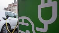 Vor dem Oerlenbacher Rathaus gibt es jetzt zwei Ladesäulen für Elektroautos. Sie sind allerdings noch nicht in Betrieb.