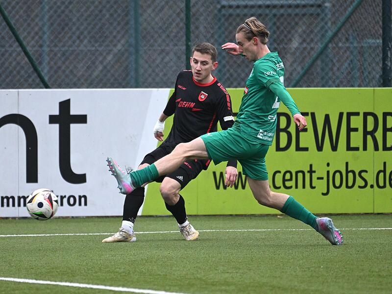 Sport Fußball Saison 2025 / 2026 Bayernliga Nord 19. Spieltag am Samstag 29.11.2025 Spielort Neudrossenfeld Sportpark Am Weinberg Kunstrasenplatz Spielbeginn 14.00 h TSV Neudrossenfeld gegen ASV Neumarkt Halbzeitergebnis 0:1 Endstand 1:3 Oskar StechlTSV Neudrossenfeld - ASV Neumarkt Sport Fußball Saison 2025 / 2026 Bayernliga Nord 19. Spieltag am Samstag 29.11.2025 Spielort Neudrossenfeld Sportpark Am Weinberg Kunstrasenplatz Spielbeginn 14.00 h TSV Neudrossenfeld gegen ASV Neumarkt Halbzeitergebnis 0:1 Endstand 1:3 Oskar StechlTSV Neudrossenfeld - ASV Neumarkt