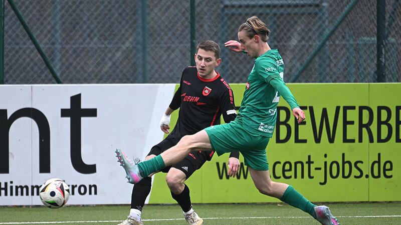 Sport Fußball Saison 2025 / 2026 Bayernliga Nord  19. Spieltag am Samstag 29.11.2025 Spielort  Neudrossenfeld Sportpark Am Weinberg Kunstrasenplatz Spielbeginn 14.00 h TSV Neudrossenfeld gegen ASV Neumarkt  Halbzeitergebnis 0:1  Endstand 1:3 Oskar StechlTSV Neudrossenfeld - ASV Neumarkt