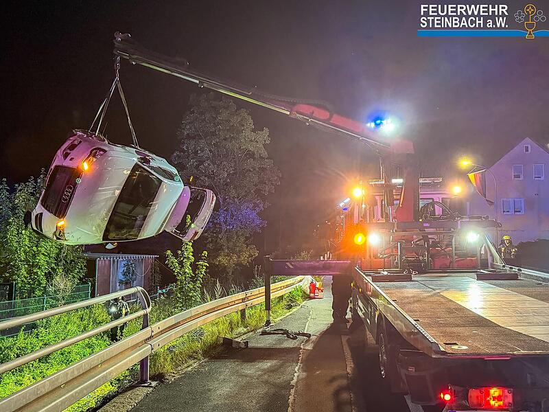 Alkoholfahrt endete im Straßengraben.Unfall im Steinbach am Wald endete mit hohem Schaden.