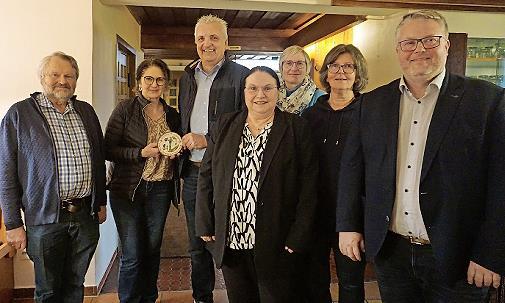 Die Preistr&auml;gerfamilie Evi und Andree Barth mit (von links) Friedhelm Haun, Vorsitzender Ulla Hofmann, Petra Gampert, Anne Gaida und B&uuml;rgermeister Marc Benker.