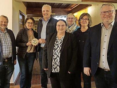 Die Preistr&auml;gerfamilie Evi und Andree Barth mit (von links) Friedhelm Haun, Vorsitzender Ulla Hofmann, Petra Gampert, Anne Gaida und B&uuml;rgermeister Marc Benker.