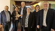 Die Preistr&auml;gerfamilie Evi und Andree Barth mit (von links) Friedhelm Haun, Vorsitzender Ulla Hofmann, Petra Gampert, Anne Gaida und B&uuml;rgermeister Marc Benker.