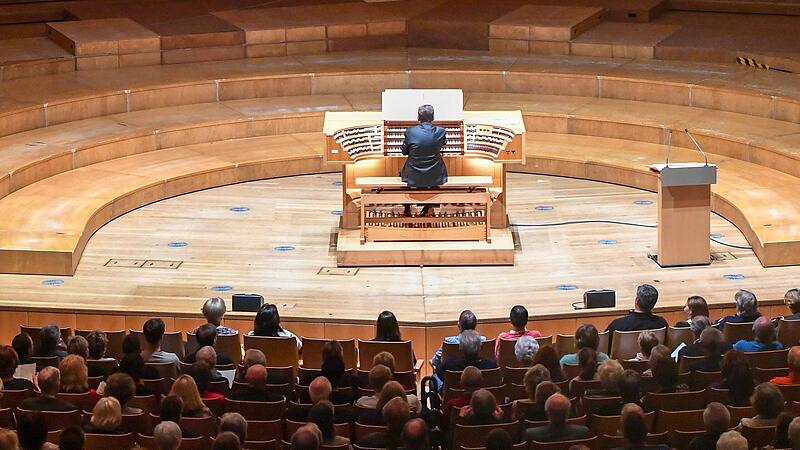 Mit dem R&uuml;cken zum Publikum spielte Thomas K&ouml;hler   in  der Bamberger Konzerthalle.