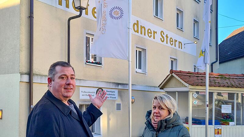 Andreas und Juana Bugl vor dem &bdquo;Goldnen Stern&ldquo; in MuggendorfForchheim & Fr&auml;nkische Schweiz