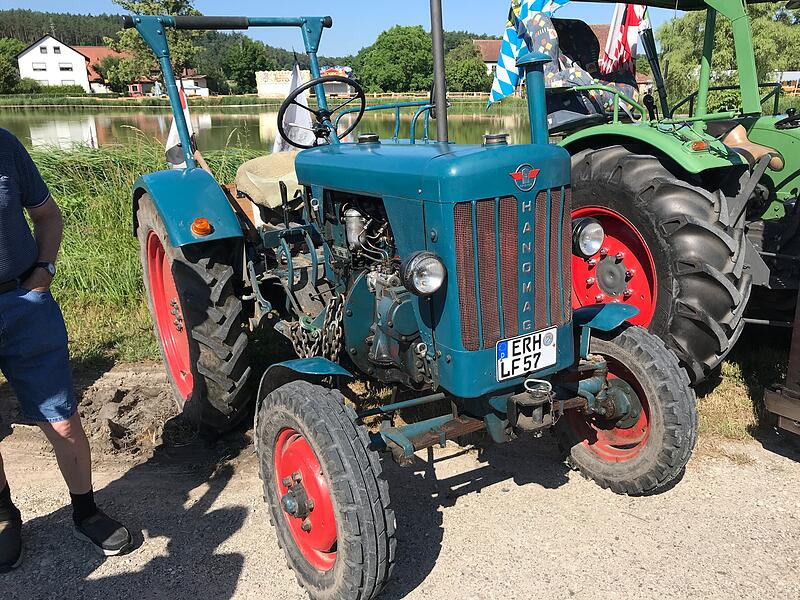 1000 Jahre Ailsbach: Die Oldtimer gl&auml;nzten und tuckerten um die Wette