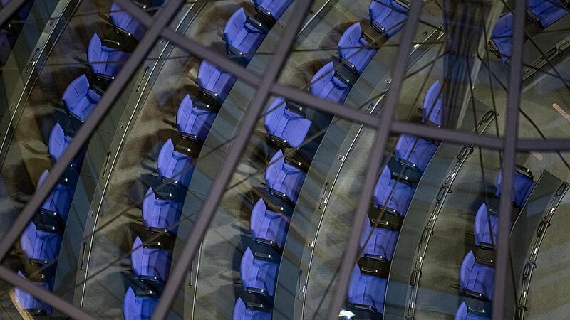 Die Sitze im Plenarsaal des Deutschen Bundestages sind am Morgen nach der Bundestagswahl leer.