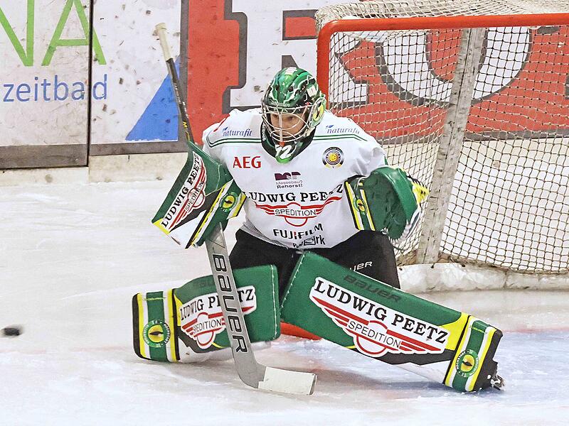 Nico Zimmermann stand beim Gastspiel seiner Höchstadt Alligators bei den Heilbronner Falken zweimal im Mittelpunkt. Dabei hatte er an diesem Tag eine souveräne Leistung aufs Eis gebracht.
