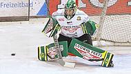Nico Zimmermann stand beim Gastspiel seiner Höchstadt Alligators bei den Heilbronner Falken zweimal im Mittelpunkt. Dabei hatte er an diesem Tag eine souveräne Leistung aufs Eis gebracht.