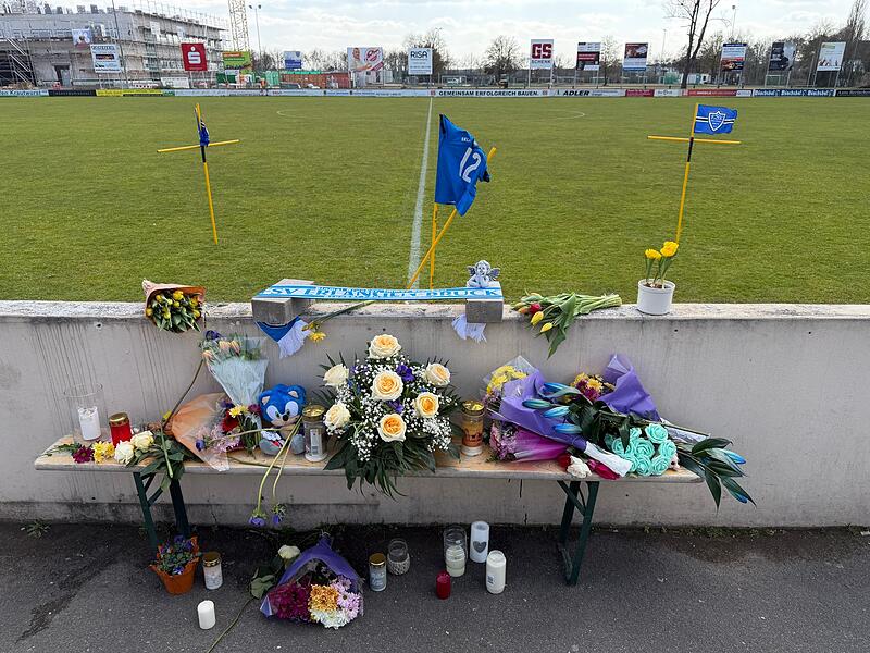 Fußballtor stürzt auf Siebenjährigen Fußballtor stürzt auf Siebenjährigen