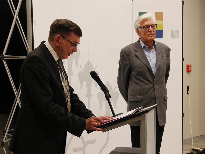 B&uuml;rgermeister Armin Warmuth (CSU)  verabschiedet das &bdquo;Urgestein des Stadtrates&ldquo; Reimar Gl&uuml;ckler.