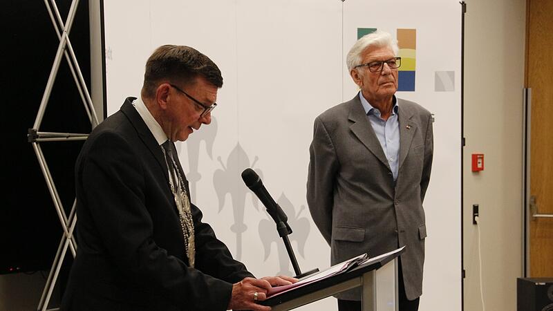 B&uuml;rgermeister Armin Warmuth (CSU)  verabschiedet das &bdquo;Urgestein des Stadtrates&ldquo; Reimar Gl&uuml;ckler.