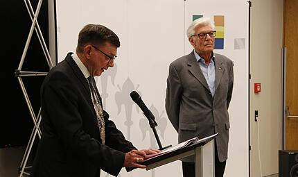 B&uuml;rgermeister Armin Warmuth (CSU)  verabschiedet das &bdquo;Urgestein des Stadtrates&ldquo; Reimar Gl&uuml;ckler.