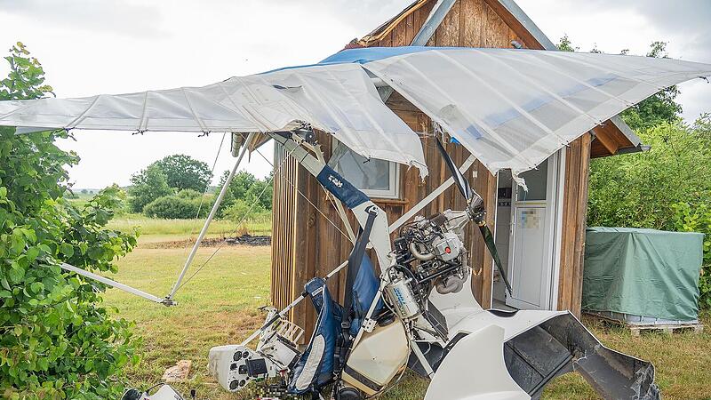Ultraleichtflugzeug stürzt bei Burgebrach in Holzhütte Ultraleichtflugzeug stürzt bei Burgebrach in Holzhütte