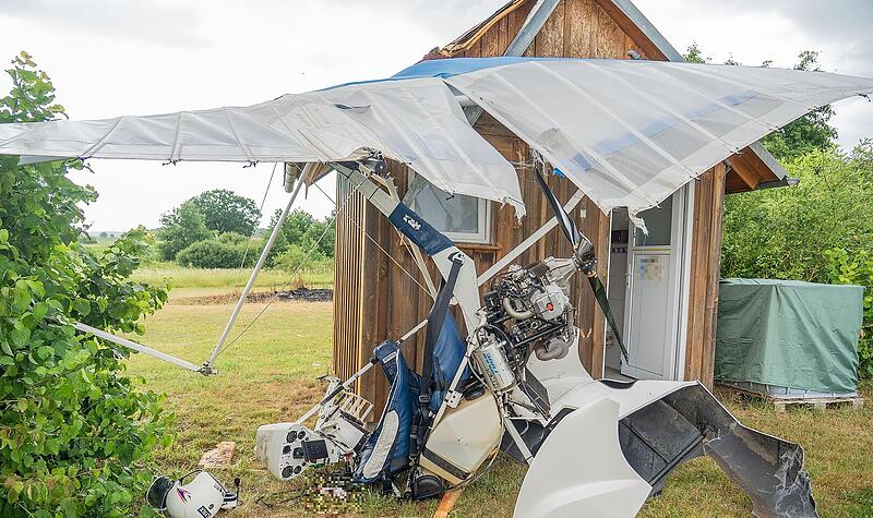 Ultraleichtflugzeug stürzt bei Burgebrach in Holzhütte Ultraleichtflugzeug stürzt bei Burgebrach in Holzhütte