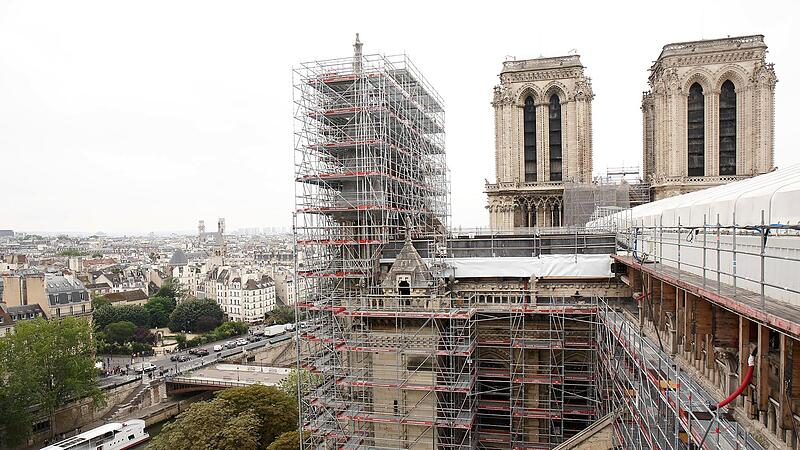 Die Querschiffe der Kathedrale Notre-Dame in Paris werden von zwei  Ger&uuml;sten &uuml;berragt. Dreieinhalb Jahre nach dem Brand in der Pariser Kathedrale  ist ein erstes  Steingew&ouml;lbe wiederhergestellt.