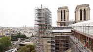 Die Querschiffe der Kathedrale Notre-Dame in Paris werden von zwei  Gerüsten überragt. Dreieinhalb Jahre nach dem Brand in der Pariser Kathedrale  ist ein erstes  Steingewölbe wiederhergestellt.