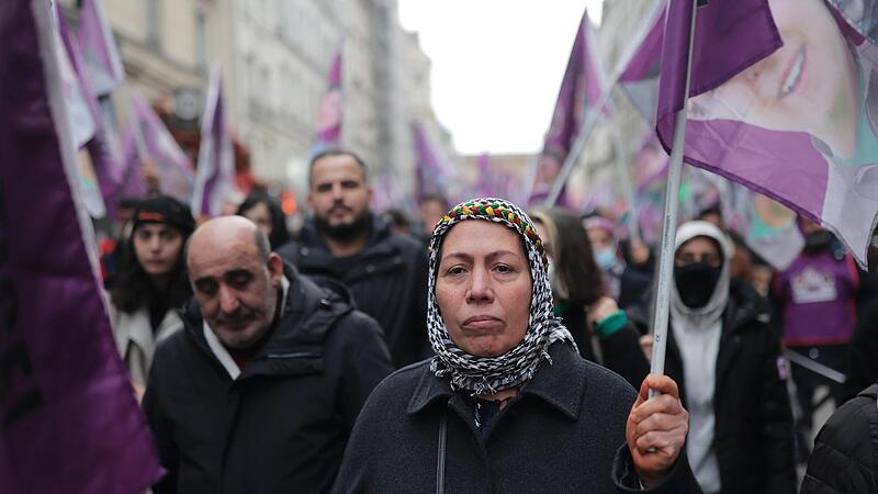 Kurdische Aktivisten demonstrieren in Paris.