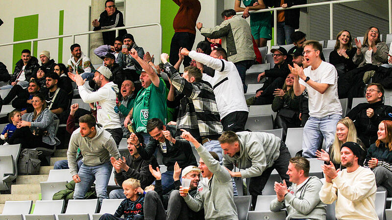 Die Fans des TSV Neukenroth jubeln in der Huk-Arena in Coburg über ein Tor ihrer Mannschaft.