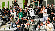 Die Fans des TSV Neukenroth jubeln in der Huk-Arena in Coburg über ein Tor ihrer Mannschaft.