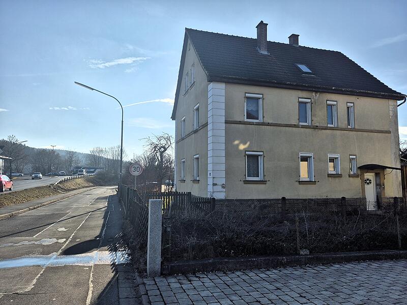 An dieser Stelle in der Siechenangerstra&szlig;e soll ein Mehrfamilienhaus entstehen