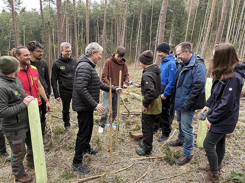 Insgesamt 50 Sch&uuml;lerinnen und Sch&uuml;ler der Maximilian-von-Welsch-Realschule beteiligten sich an einer Baumpflanzaktion des Landkreises und der Waldbesitzervereinigung Kronach-Frankenwald. Das Bild zeigt einen Sch&uuml;ler mit Landrat Klaus L&ouml;ffler beim ...