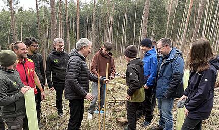Insgesamt 50 Schülerinnen und Schüler der Maximilian-von-Welsch-Realschule beteiligten sich an einer Baumpflanzaktion des Landkreises und der Waldbesitzervereinigung Kronach-Frankenwald. Das Bild zeigt einen Schüler mit Landrat Klaus Löffler beim ... Insgesamt 50 Schülerinnen und Schüler der Maximilian-von-Welsch-Realschule beteiligten sich an einer Baumpflanzaktion des Landkreises und der Waldbesitzervereinigung Kronach-Frankenwald. Das Bild zeigt einen Schüler mit Landrat Klaus Löffler beim ...