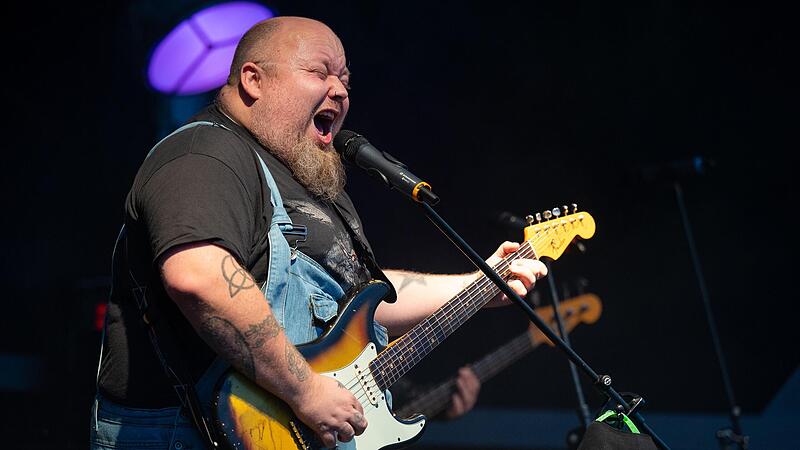 Rockr&ouml;hre Andreas K&uuml;mmert hat es nicht nur stimmlich drauf. Auch sein Gitarrenspiel ist exzellent.