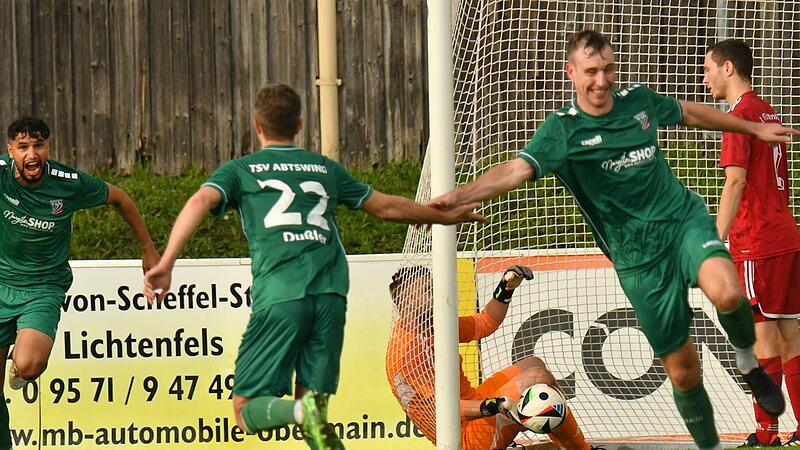 Während die Abtswinder ihren glücklichen 3:2-Siegtreffer von – Nomen est Omen – Adrian Dußler (Nr. 22) bejubeln, können es FCL-Torwart Till Wagner und Lukas Dietz (im Hintergrund) nicht fassen.