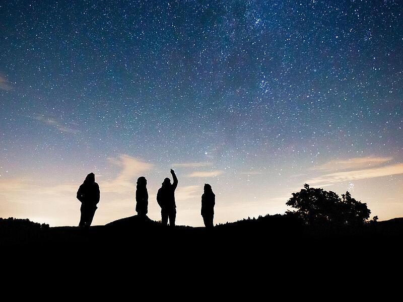 Sternenparkführungen in der Rhön finden regelmäßig statt. Zusammen mit einer breiten Vielfalt an Veranstaltungen waren sie im Rahmen der Sternenparkwochen 2025 ein echter Magnet.