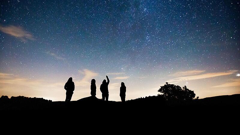 Sternenparkführungen in der Rhön finden regelmäßig statt. Zusammen mit einer breiten Vielfalt an Veranstaltungen waren sie im Rahmen der Sternenparkwochen 2025 ein echter Magnet. Sternenparkführungen in der Rhön finden regelmäßig statt. Zusammen mit einer breiten Vielfalt an Veranstaltungen waren sie im Rahmen der Sternenparkwochen 2025 ein echter Magnet.