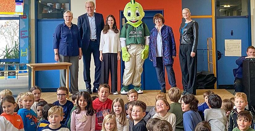 Die Schüler der Privaten Grund- und Mittelschule Liebfrauenhaus bekamen von Vertretern der Stadt Herzogenaurach stellvertretend für alle Schüler in der Stadt eine gefüllte Pausenbrotbox überreicht.